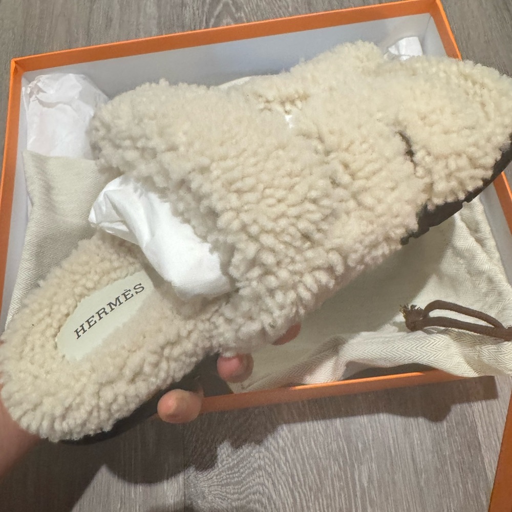 New) Hermes Chypre Cream Shearling Sandals - Picture 4 of 10